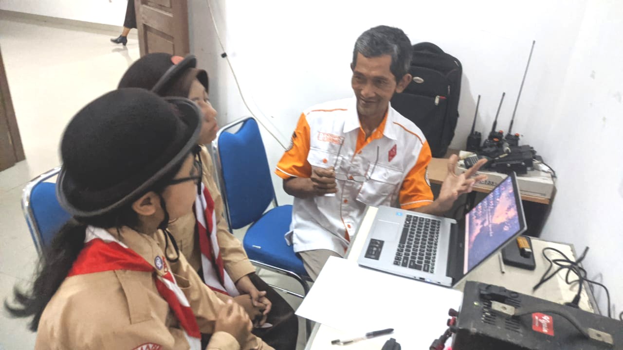 YD2UPD Sedang Membimbing adek- adek Pramuka di acara JOTA JOTI Tahun 2025